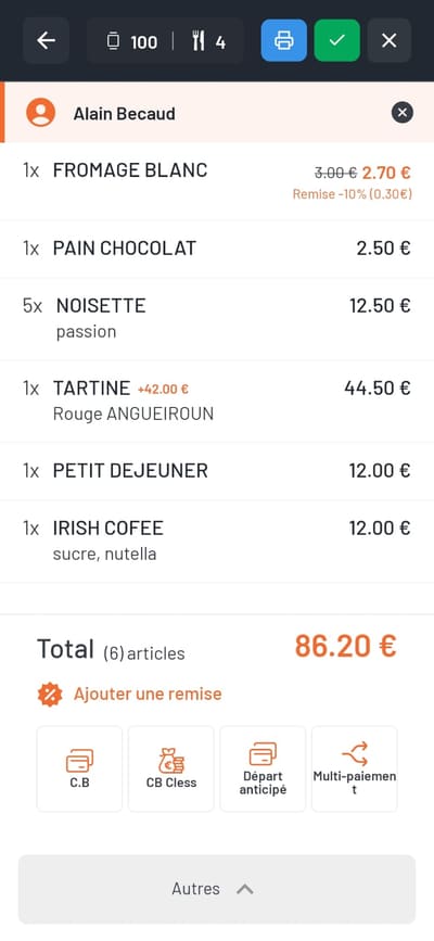 Cliente passant commande depuis son smartphone à une table de terrasse