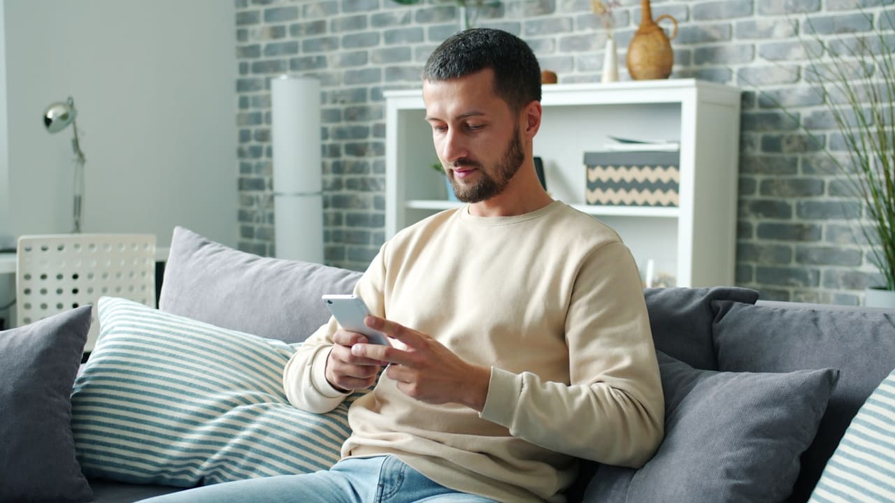 Gérant consultant les statistiques de son établissement sur ordinateur portable