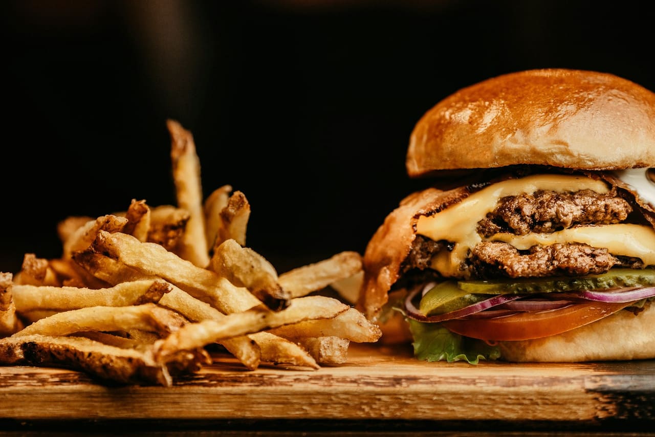 Client commandant sur une borne self-service dans un fast-food