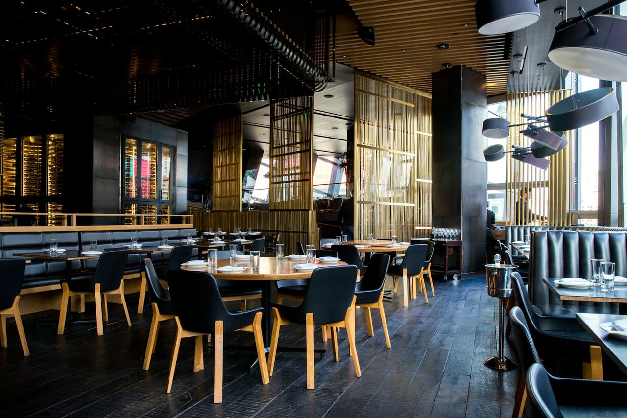 Salle de restaurant pendant le service du soir